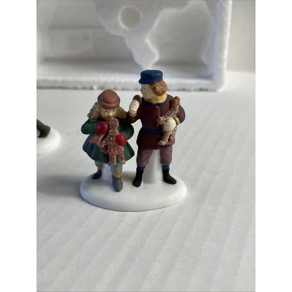 NIB DEPT 56 GINGERBREAD VENDOR HERITAGE DICKENS SNOW VILLAGE 58402 CHRISTMAS